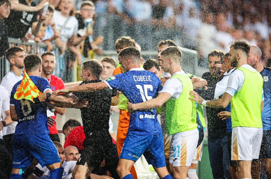 Rijeka: Sukob igrača HNK Rijeka i NK Slaven Belupo, s tribina letjele flaše i čaše Rijeka: Sukob igrača HNK Rijeka i NK Slaven Belupo, s tribina letjele flaše i čaše