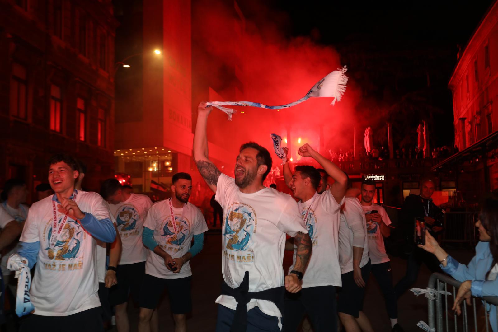 Rijeka: Navijači i Igrači Rijeke na Korzu slave osvajanje Hrvatskog nogometnog kupa Rijeka: Navijači i Igrači Rijeke na Korzu slave osvajanje Hrvatskog nogometnog kupa