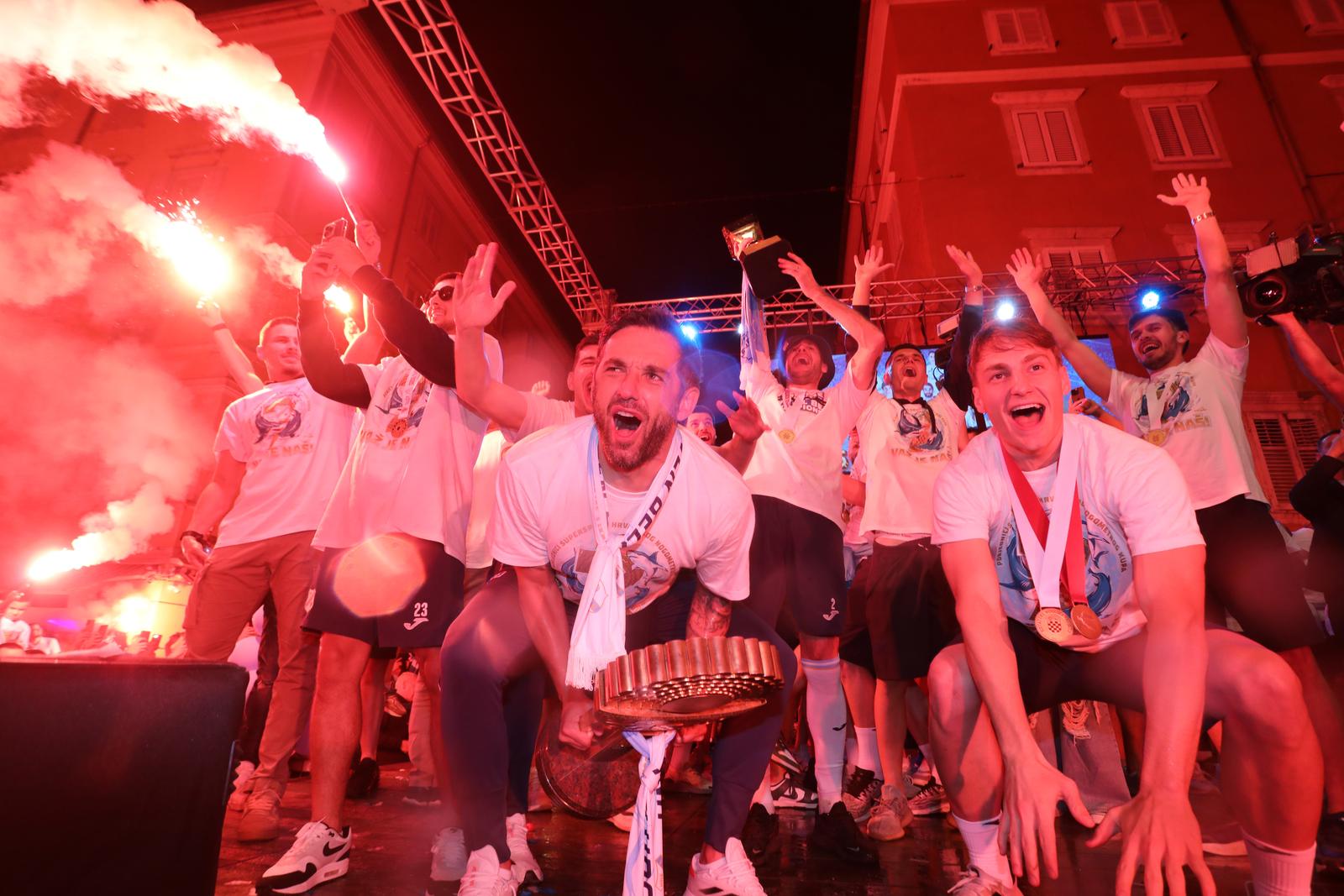 Rijeka: Navijači i Igrači Rijeke na Korzu slave osvajanje Hrvatskog nogometnog kupa Rijeka: Navijači i Igrači Rijeke na Korzu slave osvajanje Hrvatskog nogometnog kupa
