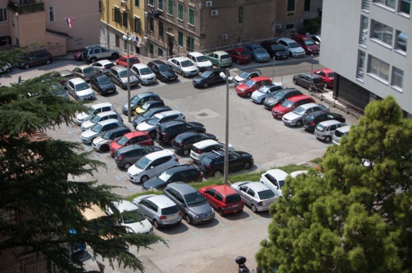 Pogled iz ptičje perspektive na parkiralište Gomila u centru Rijeke Pogled iz ptičje perspektive na parkiralište Gomila u centru Rijeke