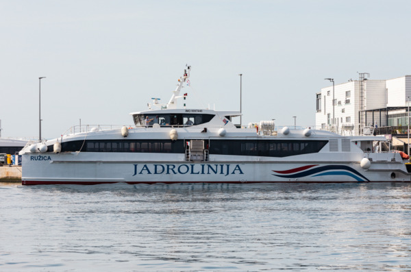 Ilustrativna Riva Rijeka jadrolinija katamaran-13