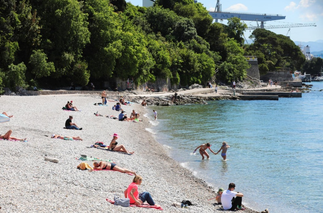 Rijeka: Kupači uživaju na plaži Kantrida Rijeka: Kupači uživaju na plaži Kantrida