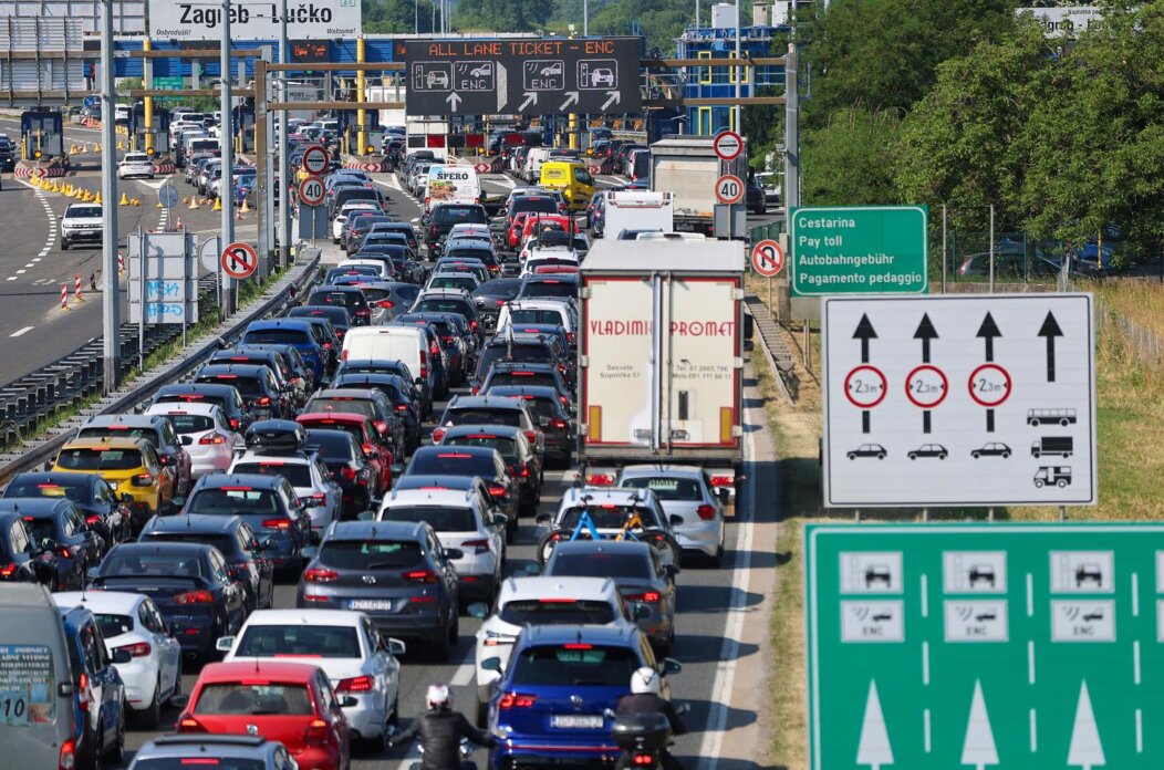 Zagreb: Velika gužva na naplatnoj postaji Lučko Zagreb: Velika gužva na naplatnoj postaji Lučko