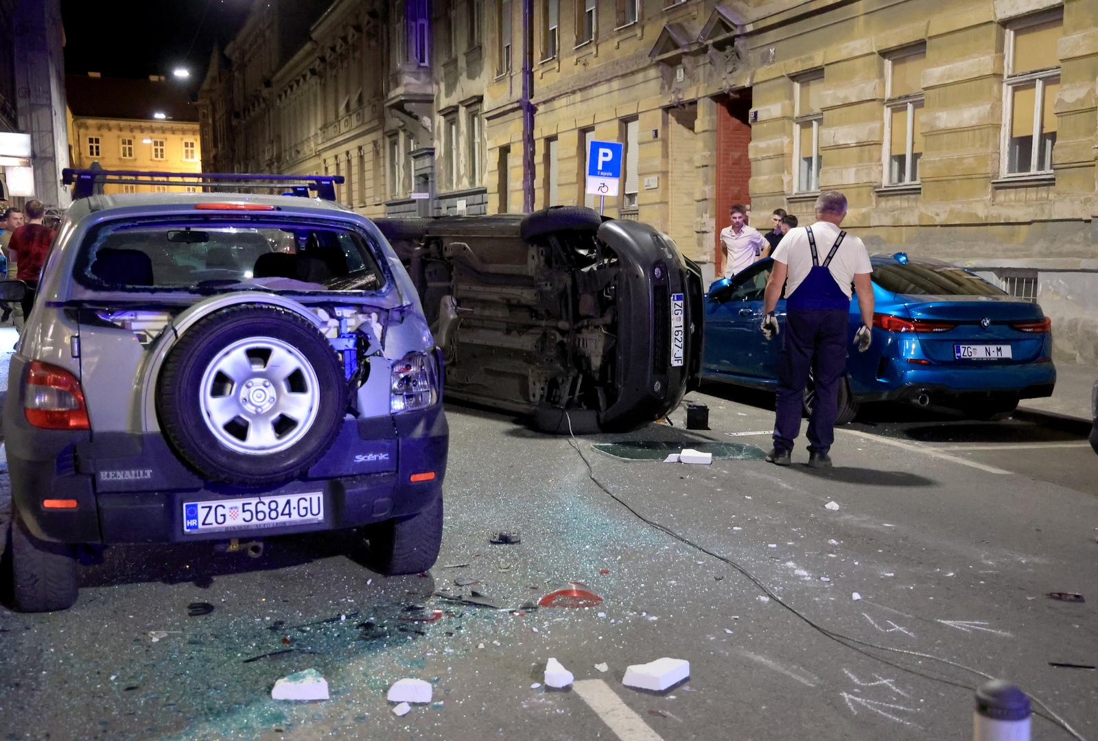Zagreb: U Medulićevoj se zabio u četiri parkirana vozila te završio na boku
