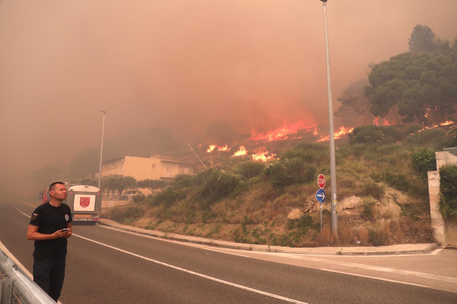 Buknuo veliki požar u Pisku, vatra došla do kuća Buknuo veliki požar u Pisku, vatra došla do kuća
