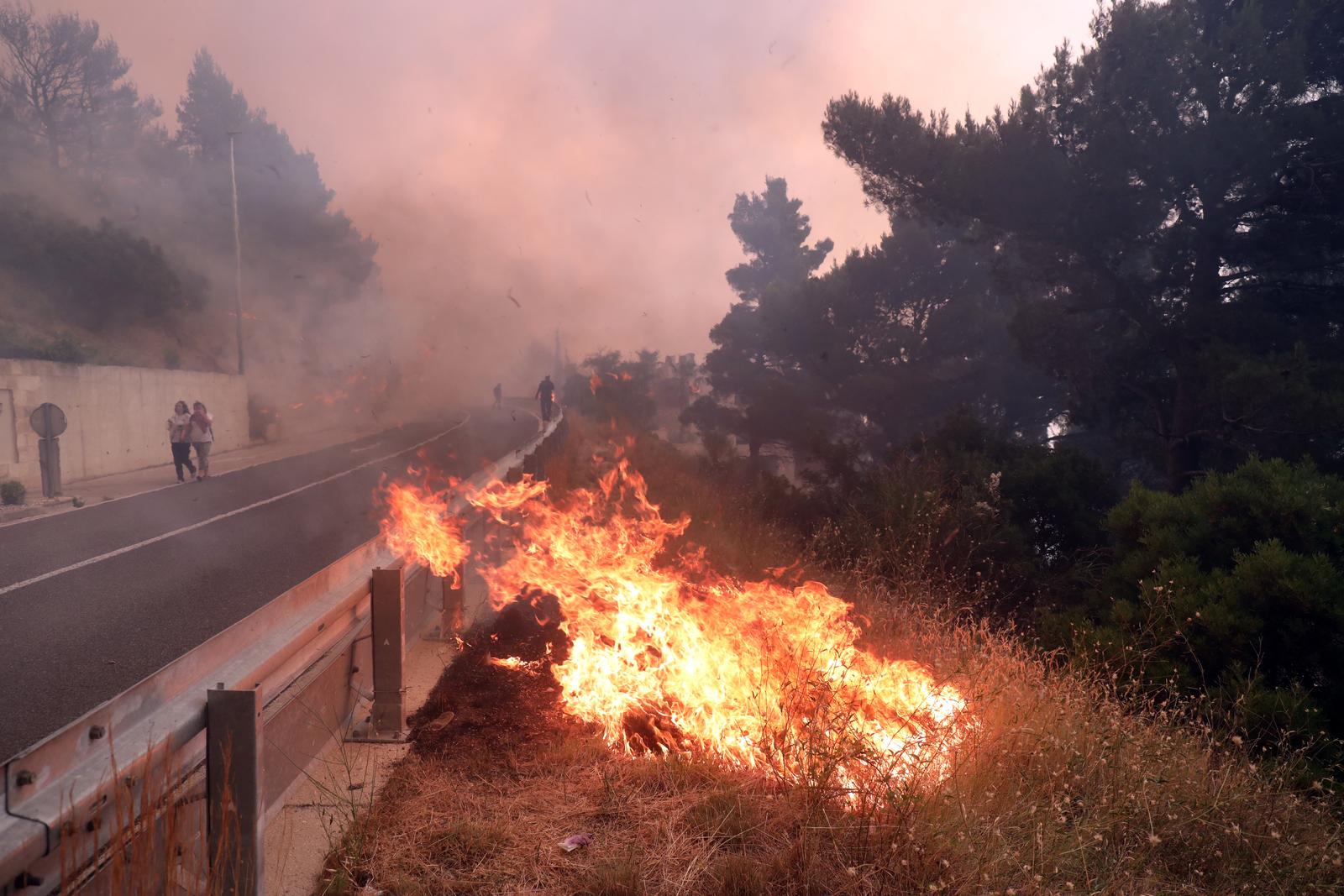 Buknuo veliki požar u Pisku, vatra došla do kuća Buknuo veliki požar u Pisku, vatra došla do kuća