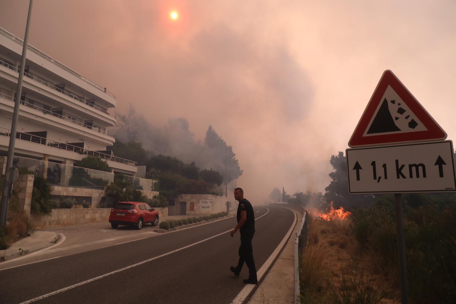 Buknuo veliki požar u Pisku, vatra došla do kuća Buknuo veliki požar u Pisku, vatra došla do kuća
