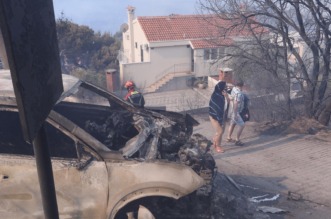 Pisak: Turisti bježe iz apartmana nakon što se požar počeo širiti, u tijeku je evakuacija