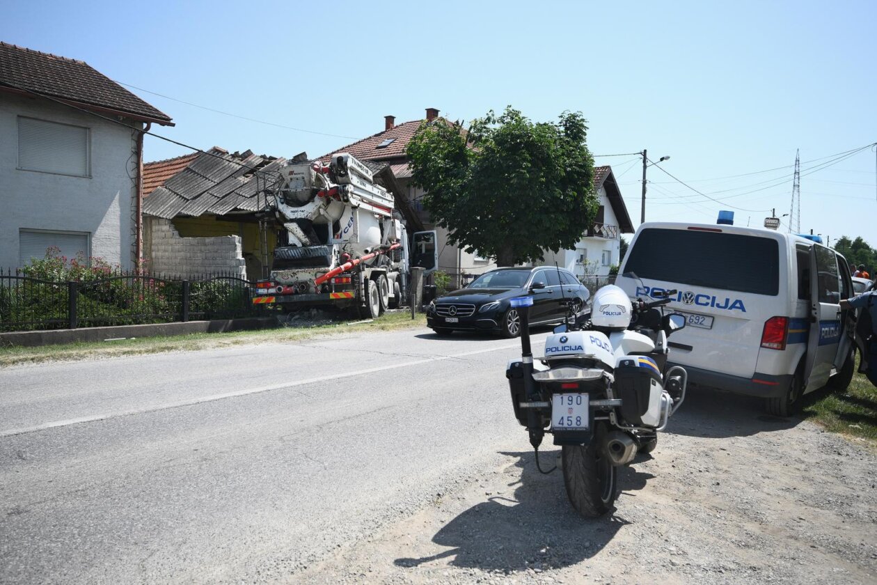Zagreb: Kamion naletio na kuću u Botincu