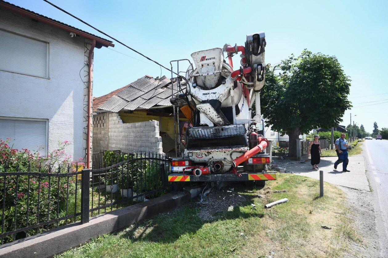 Zagreb: Kamion naletio na kuću u Botincu