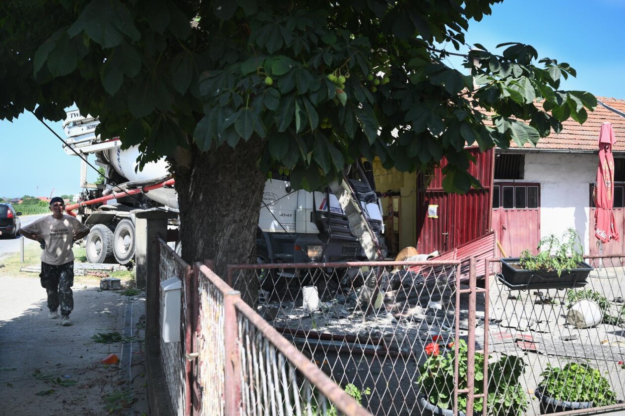 Zagreb: Kamion naletio na kuću u Botincu
