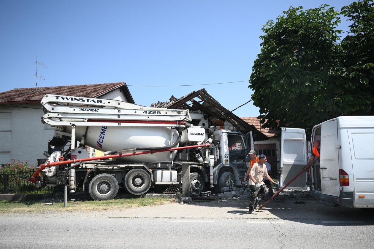 Zagreb: Kamion naletio na kuću u Botincu