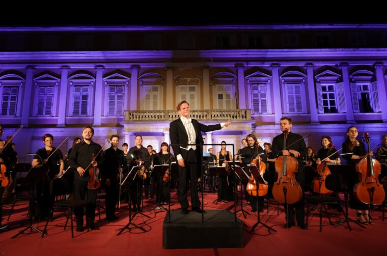 Valentin Egel i Riječki simfonijski orkestar na Trgu Riječke rezolucije