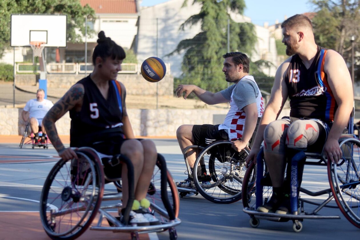 Kostrena: Neformalna košarkaška reprezezentacija Hrvatskoga sabora održala je sportski susret s mladim sportašima s invaliditetom Kostrena: Neformalna košarkaška reprezezentacija Hrvatskoga sabora održala je sportski susret s mladim sportašima s invaliditetom