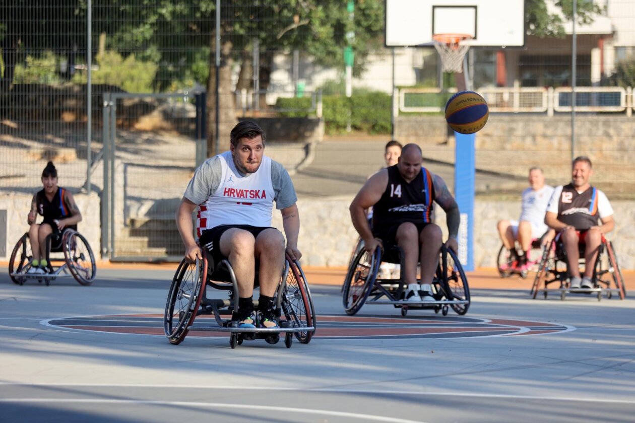 Kostrena: Neformalna košarkaška reprezezentacija Hrvatskoga sabora održala je sportski susret s mladim sportašima s invaliditetom Kostrena: Neformalna košarkaška reprezezentacija Hrvatskoga sabora održala je sportski susret s mladim sportašima s invaliditetom