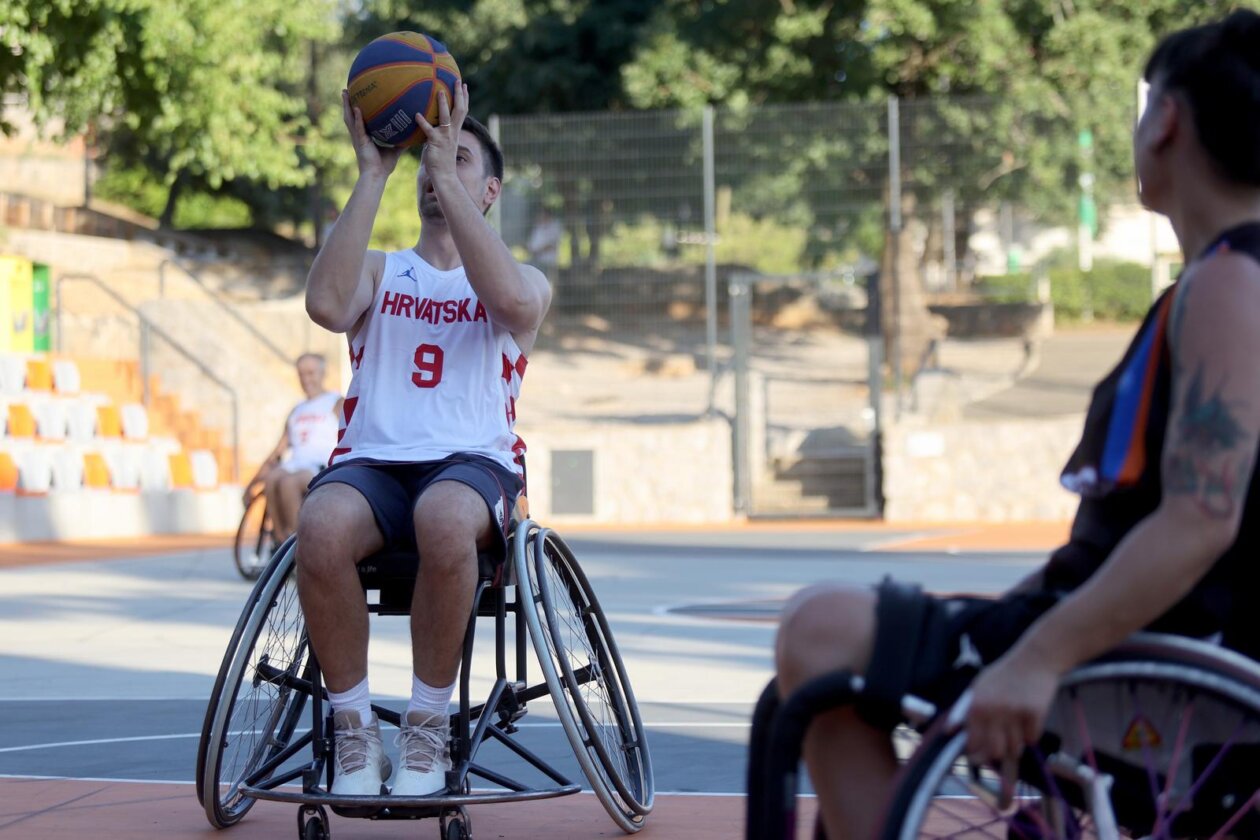 Kostrena: Neformalna košarkaška reprezezentacija Hrvatskoga sabora održala je sportski susret s mladim sportašima s invaliditetom Kostrena: Neformalna košarkaška reprezezentacija Hrvatskoga sabora održala je sportski susret s mladim sportašima s invaliditetom