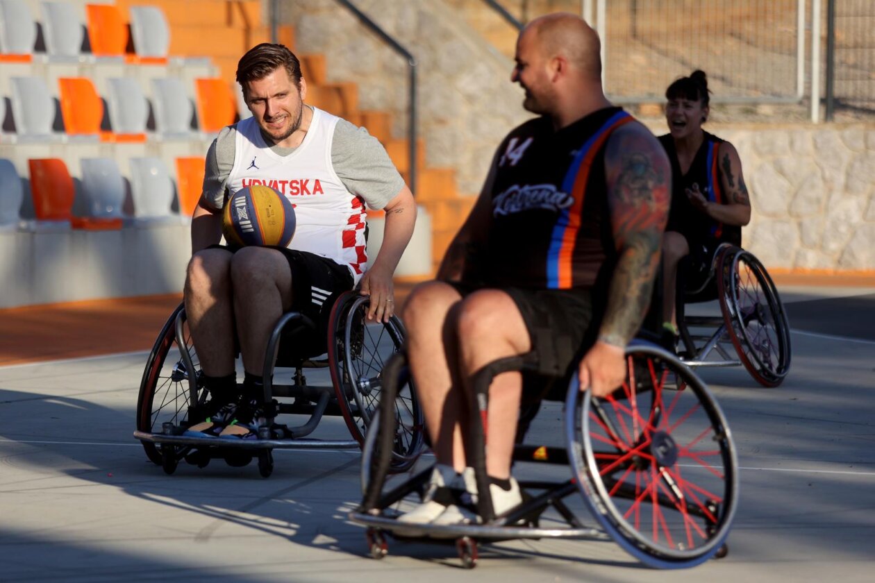 Kostrena: Neformalna košarkaška reprezezentacija Hrvatskoga sabora održala je sportski susret s mladim sportašima s invaliditetom Kostrena: Neformalna košarkaška reprezezentacija Hrvatskoga sabora održala je sportski susret s mladim sportašima s invaliditetom