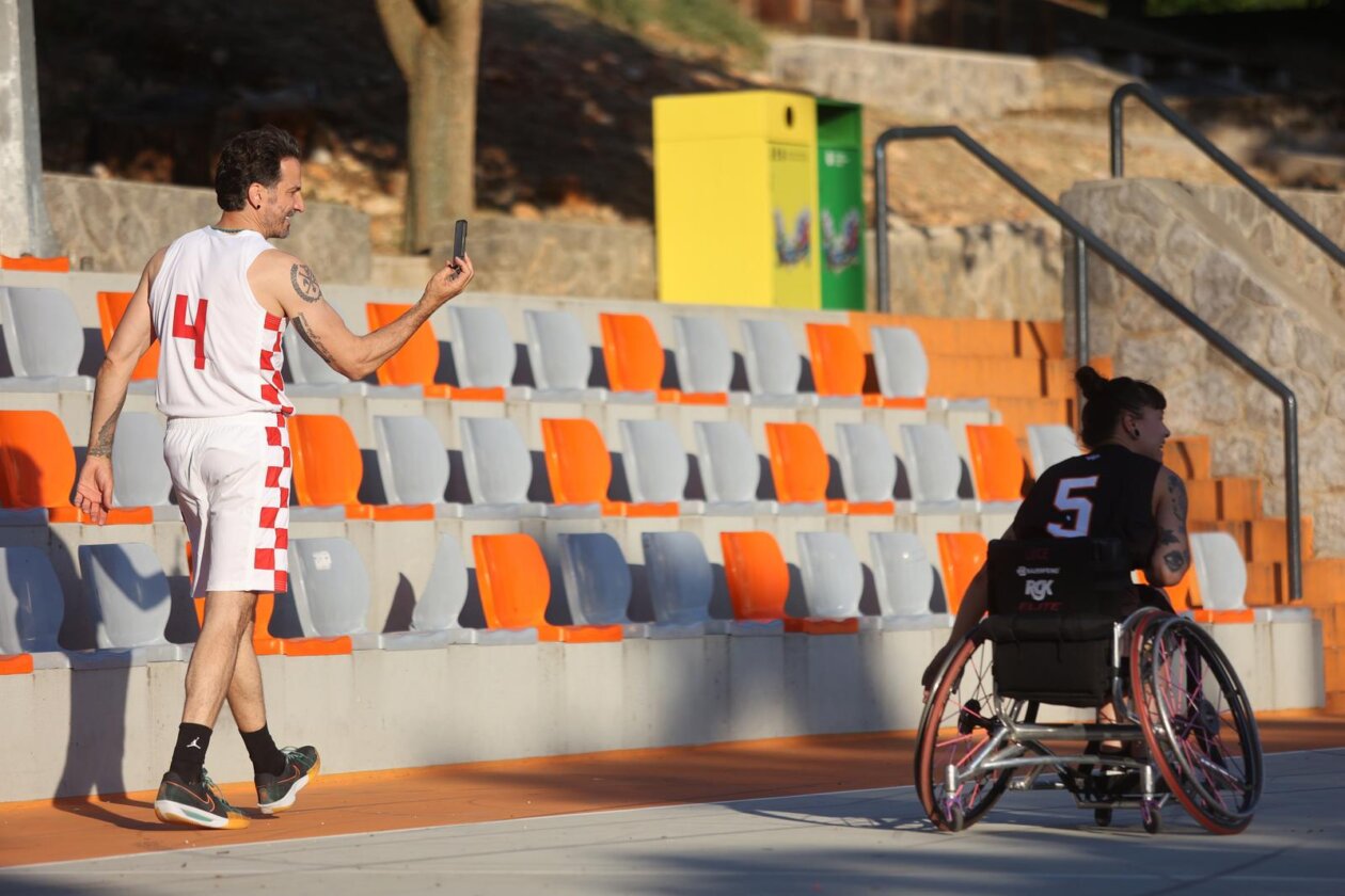 Kostrena: Neformalna košarkaška reprezezentacija Hrvatskoga sabora održala je sportski susret s mladim sportašima s invaliditetom Kostrena: Neformalna košarkaška reprezezentacija Hrvatskoga sabora održala je sportski susret s mladim sportašima s invaliditetom