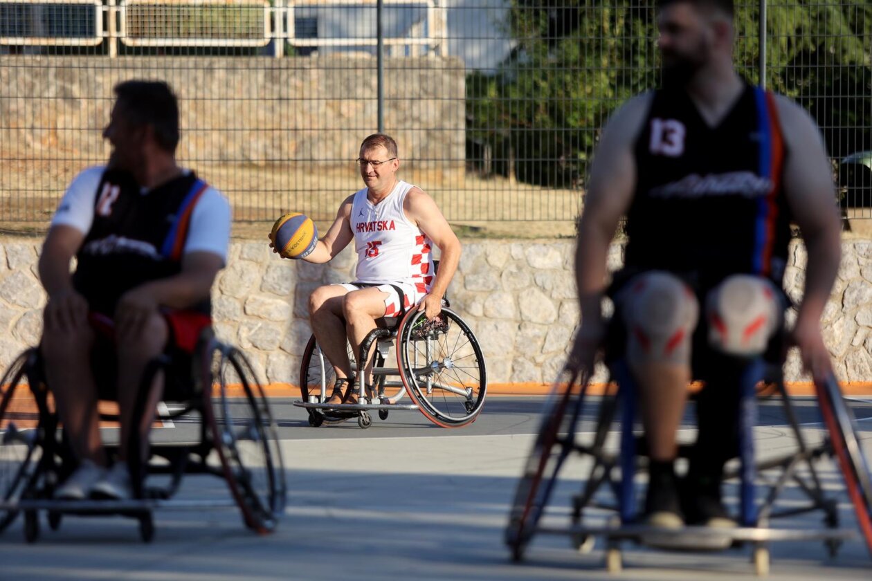 Kostrena: Neformalna košarkaška reprezezentacija Hrvatskoga sabora održala je sportski susret s mladim sportašima s invaliditetom Kostrena: Neformalna košarkaška reprezezentacija Hrvatskoga sabora održala je sportski susret s mladim sportašima s invaliditetom