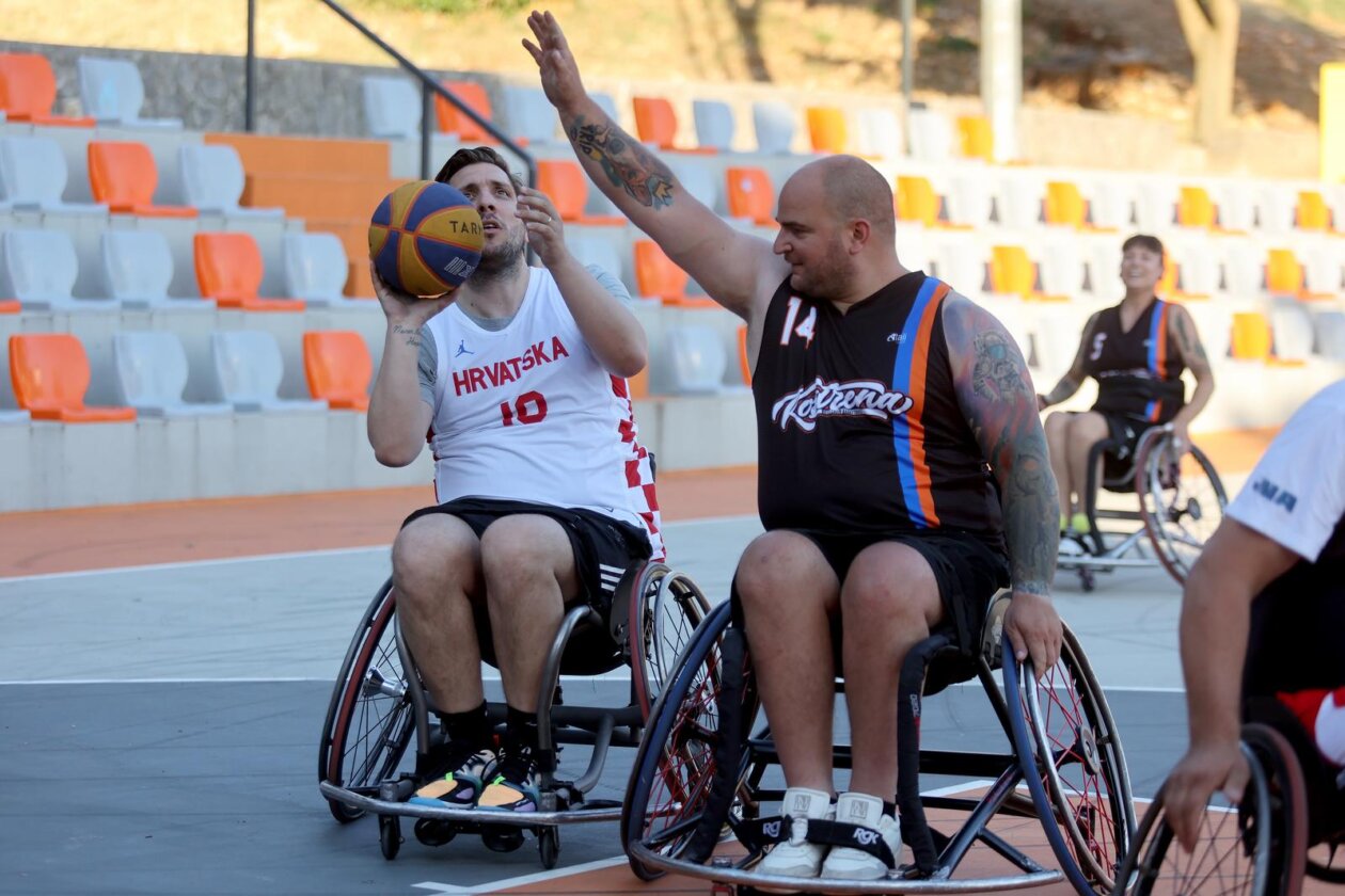 Kostrena: Neformalna košarkaška reprezezentacija Hrvatskoga sabora održala je sportski susret s mladim sportašima s invaliditetom Kostrena: Neformalna košarkaška reprezezentacija Hrvatskoga sabora održala je sportski susret s mladim sportašima s invaliditetom