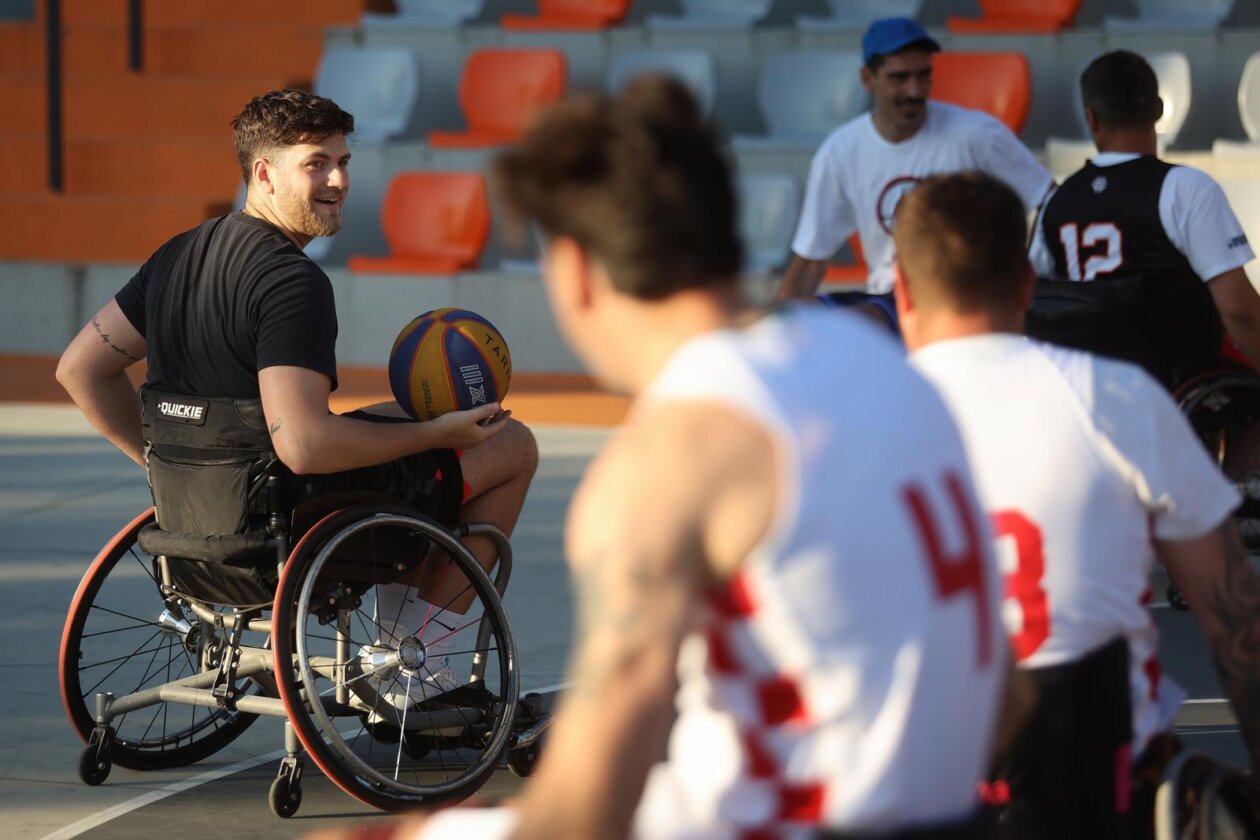 Kostrena: Neformalna košarkaška reprezezentacija Hrvatskoga sabora održala je sportski susret s mladim sportašima s invaliditetom Kostrena: Neformalna košarkaška reprezezentacija Hrvatskoga sabora održala je sportski susret s mladim sportašima s invaliditetom