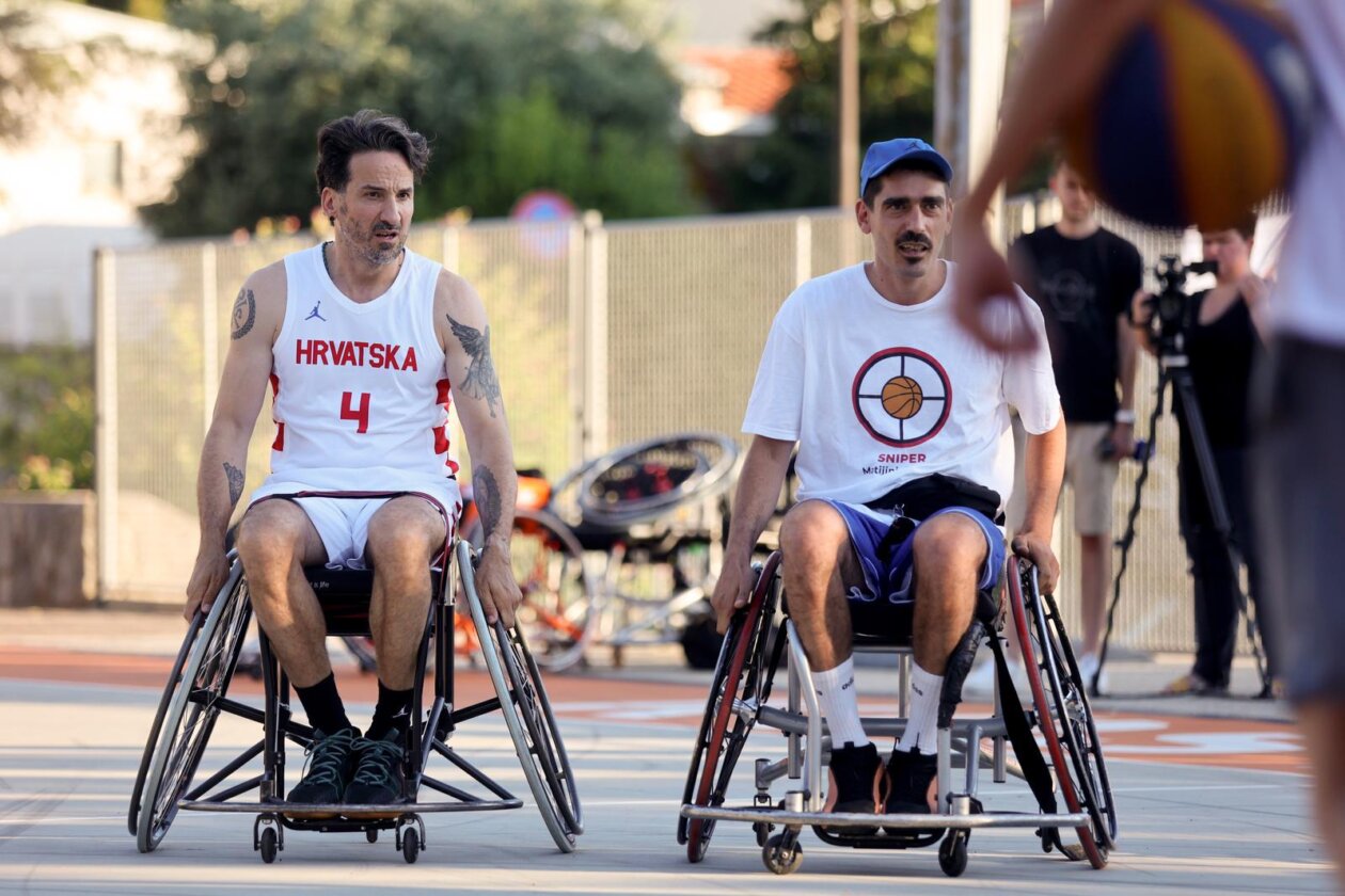 Kostrena: Neformalna košarkaška reprezezentacija Hrvatskoga sabora održala je sportski susret s mladim sportašima s invaliditetom Kostrena: Neformalna košarkaška reprezezentacija Hrvatskoga sabora održala je sportski susret s mladim sportašima s invaliditetom
