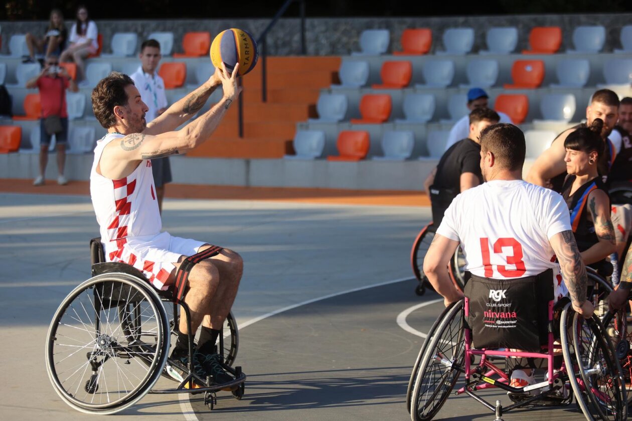 Kostrena: Neformalna košarkaška reprezezentacija Hrvatskoga sabora održala je sportski susret s mladim sportašima s invaliditetom Kostrena: Neformalna košarkaška reprezezentacija Hrvatskoga sabora održala je sportski susret s mladim sportašima s invaliditetom