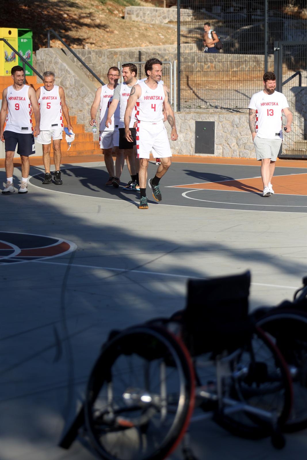 Kostrena: Neformalna košarkaška reprezezentacija Hrvatskoga sabora održala je sportski susret s mladim sportašima s invaliditetom Kostrena: Neformalna košarkaška reprezezentacija Hrvatskoga sabora održala je sportski susret s mladim sportašima s invaliditetom