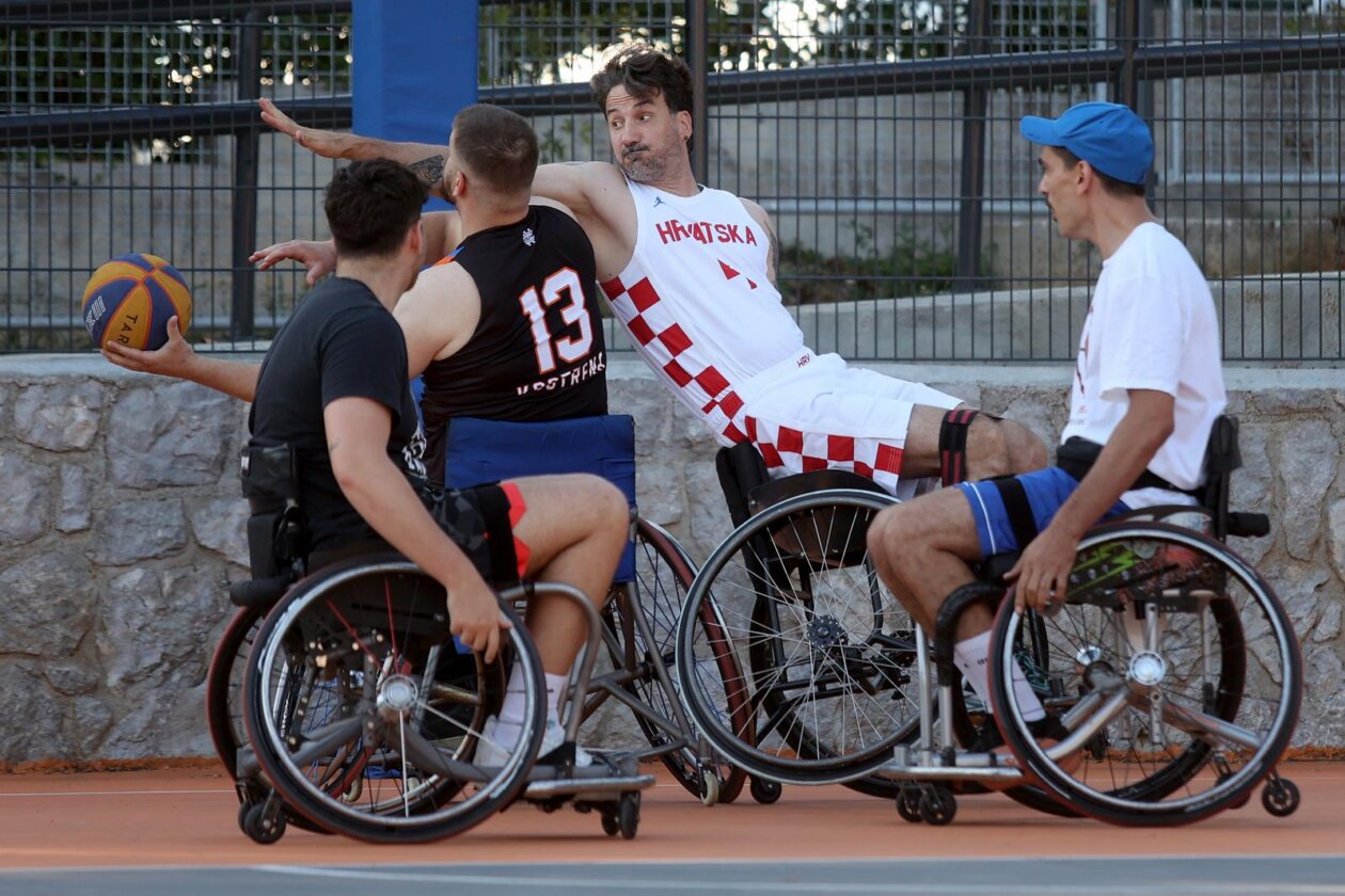 Kostrena: Neformalna košarkaška reprezezentacija Hrvatskoga sabora održala je sportski susret s mladim sportašima s invaliditetom Kostrena: Neformalna košarkaška reprezezentacija Hrvatskoga sabora održala je sportski susret s mladim sportašima s invaliditetom