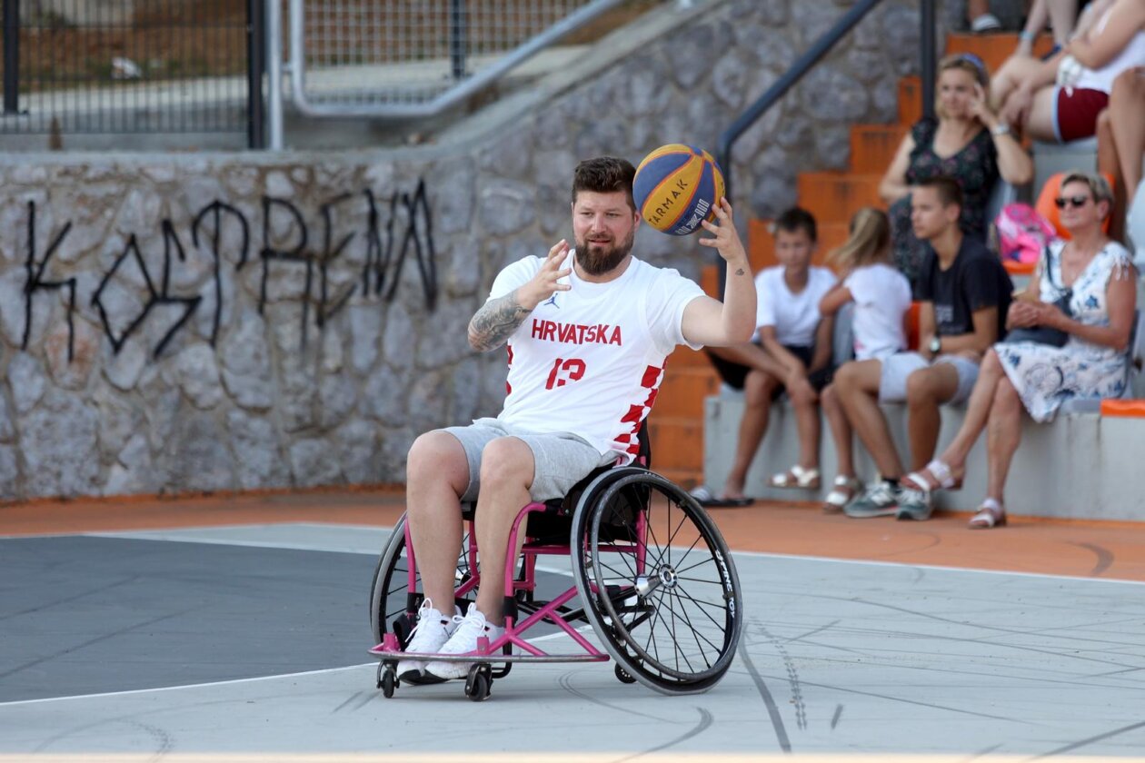 Kostrena: Neformalna košarkaška reprezezentacija Hrvatskoga sabora održala je sportski susret s mladim sportašima s invaliditetom Kostrena: Neformalna košarkaška reprezezentacija Hrvatskoga sabora održala je sportski susret s mladim sportašima s invaliditetom
