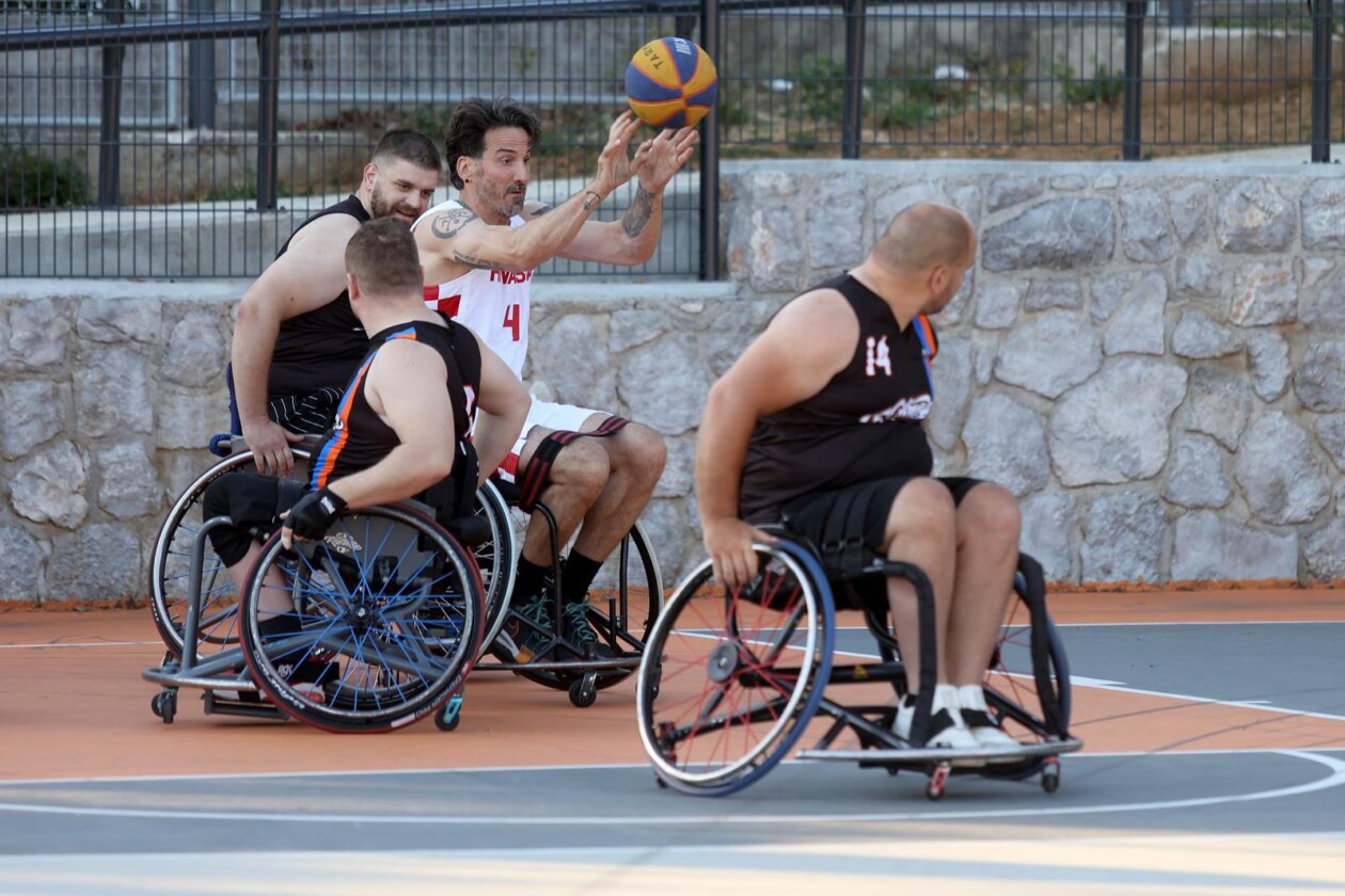 Kostrena: Neformalna košarkaška reprezezentacija Hrvatskoga sabora održala je sportski susret s mladim sportašima s invaliditetom Kostrena: Neformalna košarkaška reprezezentacija Hrvatskoga sabora održala je sportski susret s mladim sportašima s invaliditetom
