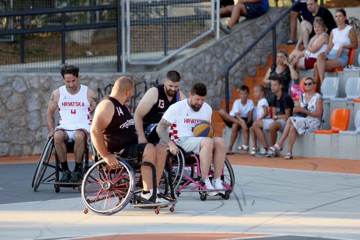 Kostrena: Neformalna košarkaška reprezezentacija Hrvatskoga sabora održala je sportski susret s mladim sportašima s invaliditetom Kostrena: Neformalna košarkaška reprezezentacija Hrvatskoga sabora održala je sportski susret s mladim sportašima s invaliditetom