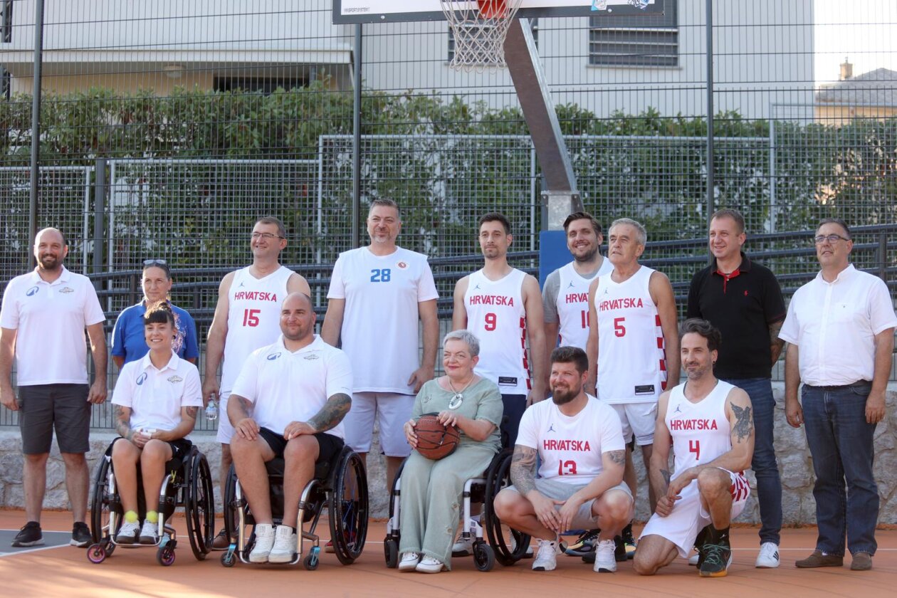 Kostrena: Neformalna košarkaška reprezezentacija Hrvatskoga sabora održala je sportski susret s mladim sportašima s invaliditetom Kostrena: Neformalna košarkaška reprezezentacija Hrvatskoga sabora održala je sportski susret s mladim sportašima s invaliditetom