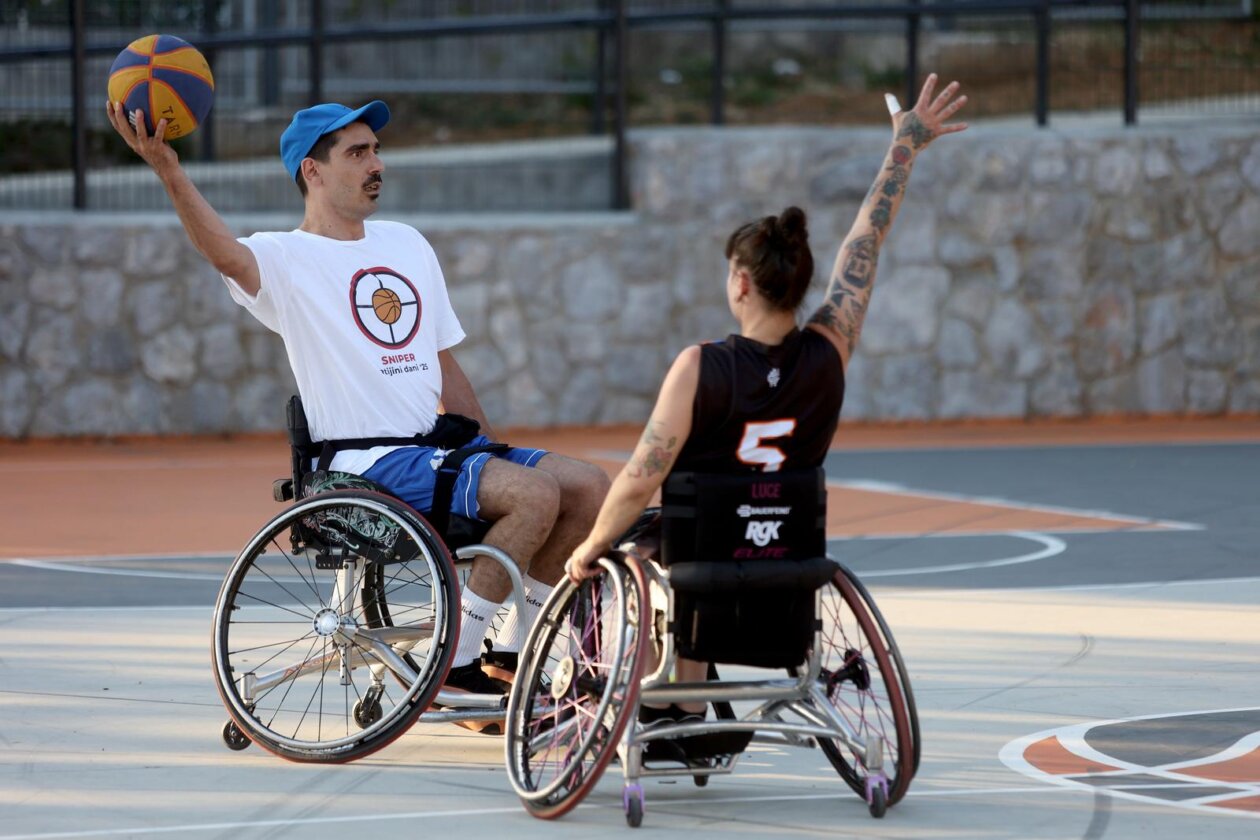 Kostrena: Neformalna košarkaška reprezezentacija Hrvatskoga sabora održala je sportski susret s mladim sportašima s invaliditetom Kostrena: Neformalna košarkaška reprezezentacija Hrvatskoga sabora održala je sportski susret s mladim sportašima s invaliditetom