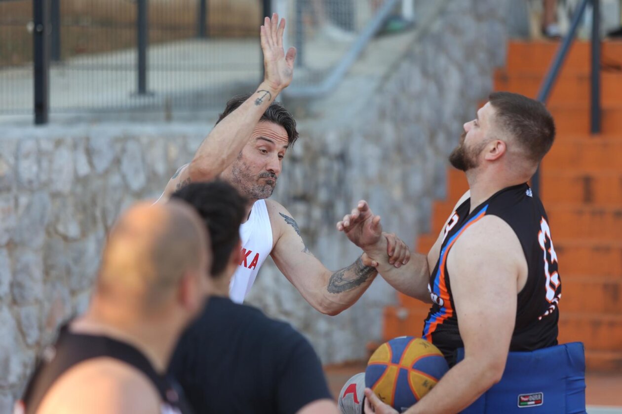 Kostrena: Neformalna košarkaška reprezezentacija Hrvatskoga sabora održala je sportski susret s mladim sportašima s invaliditetom Kostrena: Neformalna košarkaška reprezezentacija Hrvatskoga sabora održala je sportski susret s mladim sportašima s invaliditetom