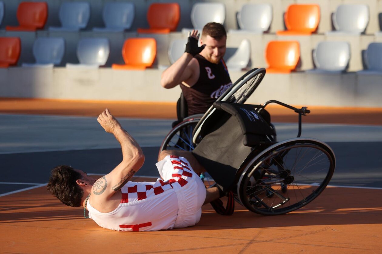 Kostrena: Neformalna košarkaška reprezezentacija Hrvatskoga sabora održala je sportski susret s mladim sportašima s invaliditetom Kostrena: Neformalna košarkaška reprezezentacija Hrvatskoga sabora održala je sportski susret s mladim sportašima s invaliditetom