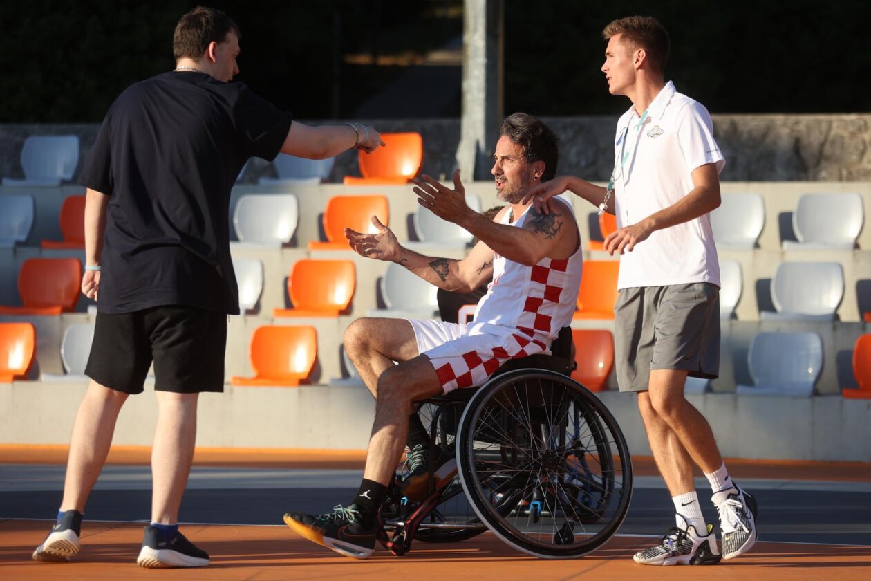 Kostrena: Neformalna košarkaška reprezezentacija Hrvatskoga sabora održala je sportski susret s mladim sportašima s invaliditetom Kostrena: Neformalna košarkaška reprezezentacija Hrvatskoga sabora održala je sportski susret s mladim sportašima s invaliditetom