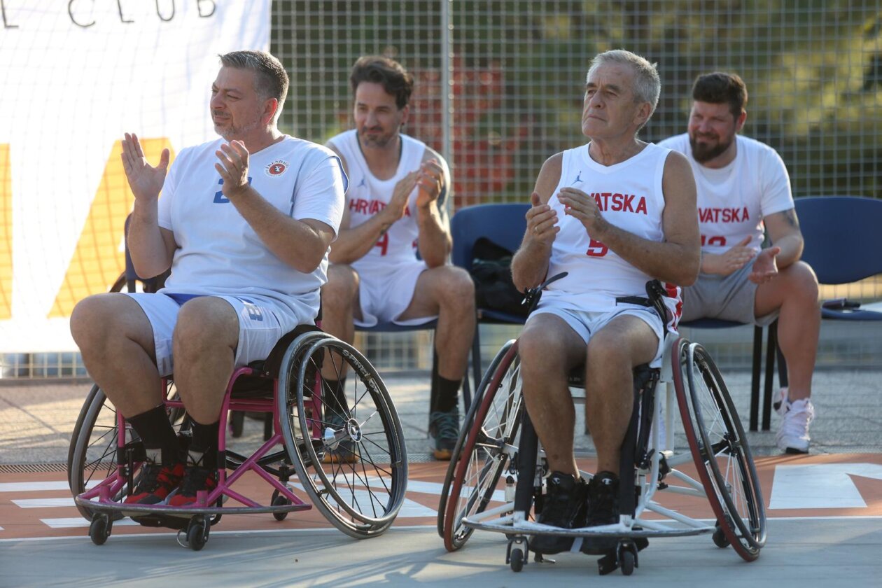 Kostrena: Neformalna košarkaška reprezezentacija Hrvatskoga sabora održala je sportski susret s mladim sportašima s invaliditetom Kostrena: Neformalna košarkaška reprezezentacija Hrvatskoga sabora održala je sportski susret s mladim sportašima s invaliditetom