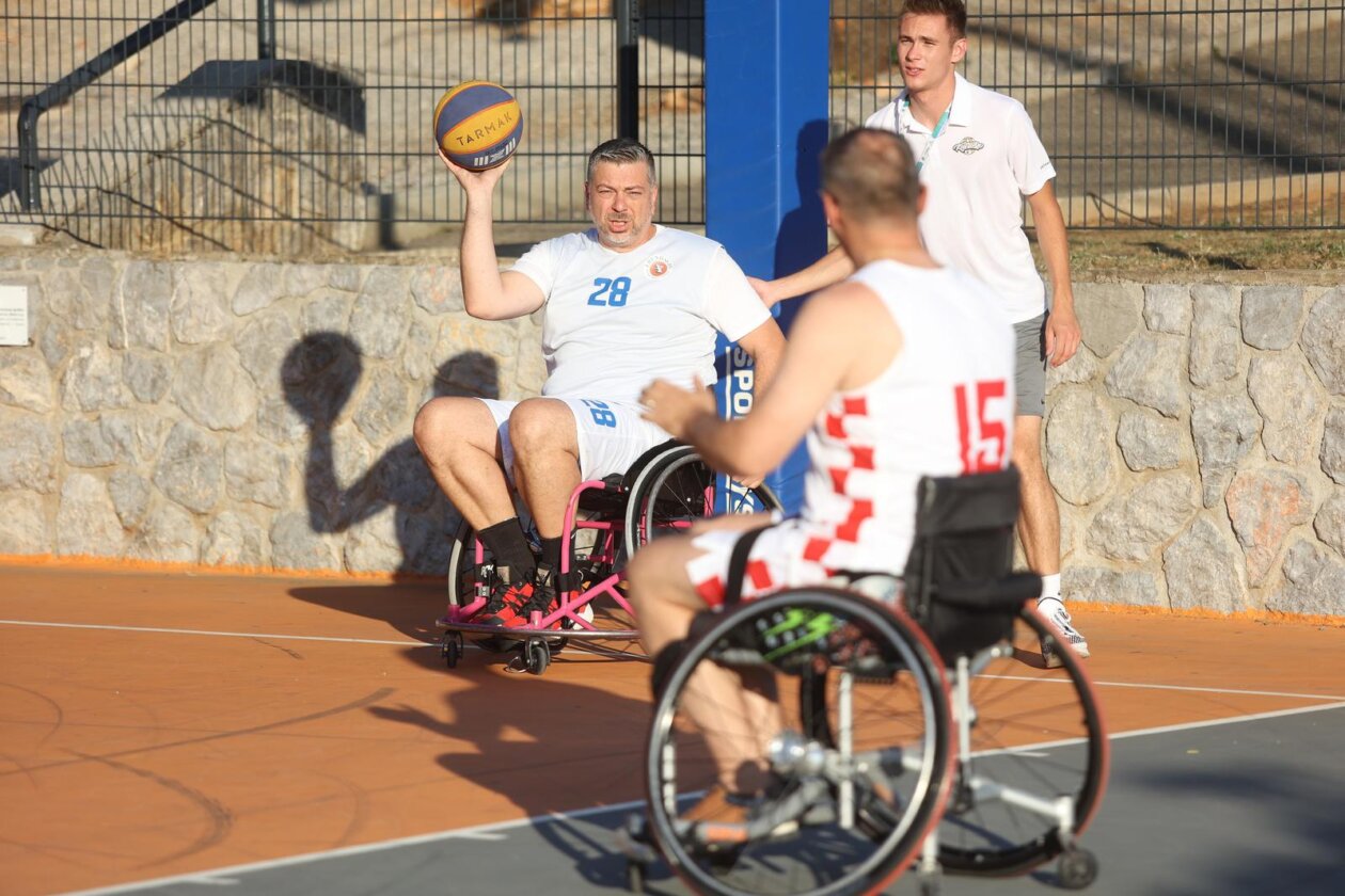 Kostrena: Neformalna košarkaška reprezezentacija Hrvatskoga sabora održala je sportski susret s mladim sportašima s invaliditetom Kostrena: Neformalna košarkaška reprezezentacija Hrvatskoga sabora održala je sportski susret s mladim sportašima s invaliditetom