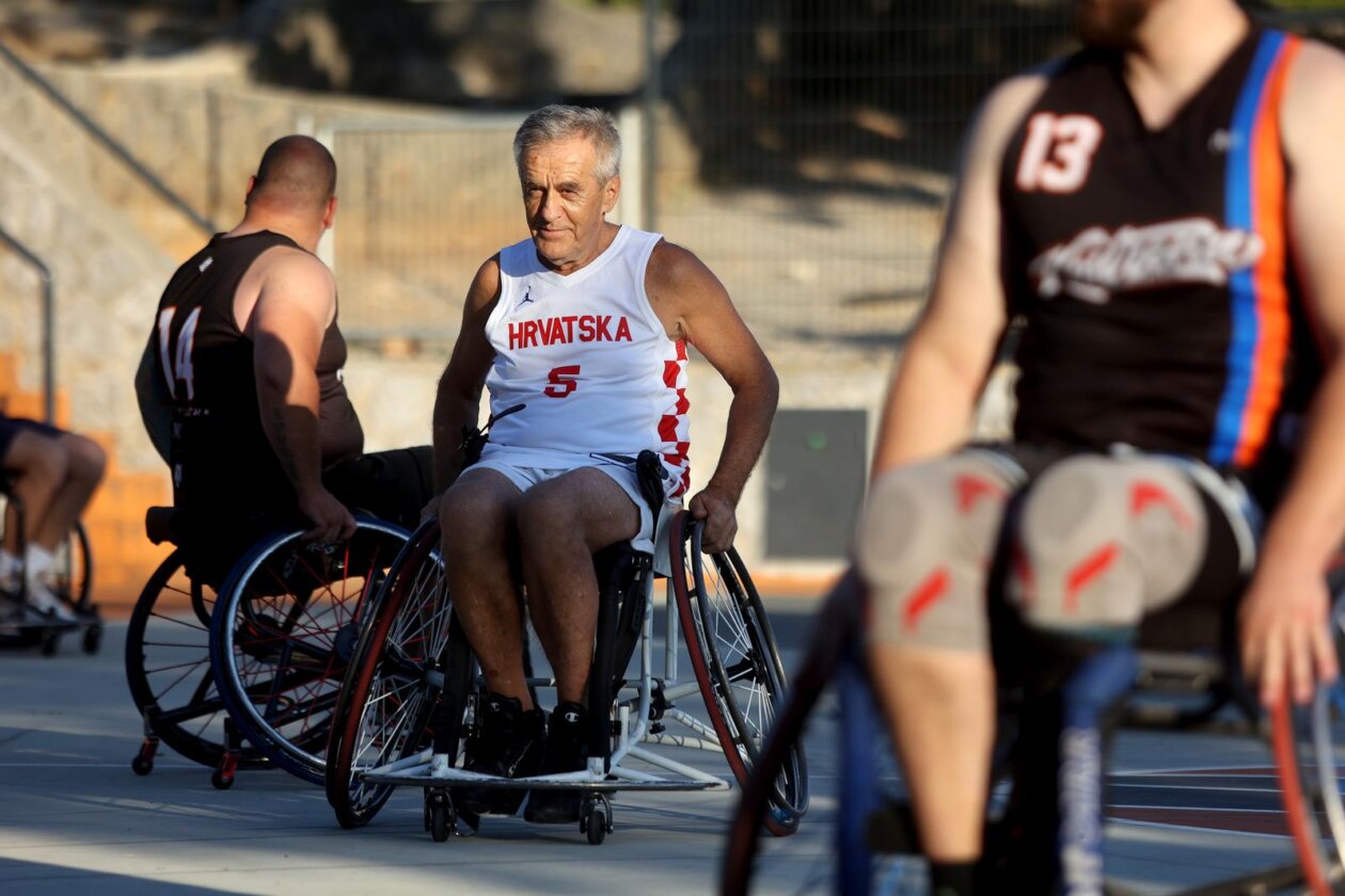 Kostrena: Neformalna košarkaška reprezezentacija Hrvatskoga sabora održala je sportski susret s mladim sportašima s invaliditetom Kostrena: Neformalna košarkaška reprezezentacija Hrvatskoga sabora održala je sportski susret s mladim sportašima s invaliditetom