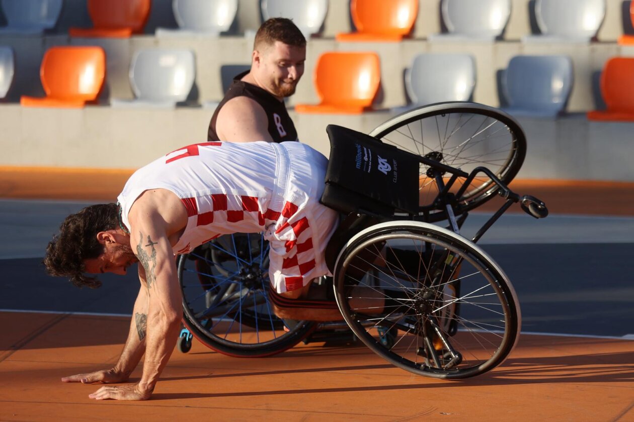 Kostrena: Neformalna košarkaška reprezezentacija Hrvatskoga sabora održala je sportski susret s mladim sportašima s invaliditetom Kostrena: Neformalna košarkaška reprezezentacija Hrvatskoga sabora održala je sportski susret s mladim sportašima s invaliditetom