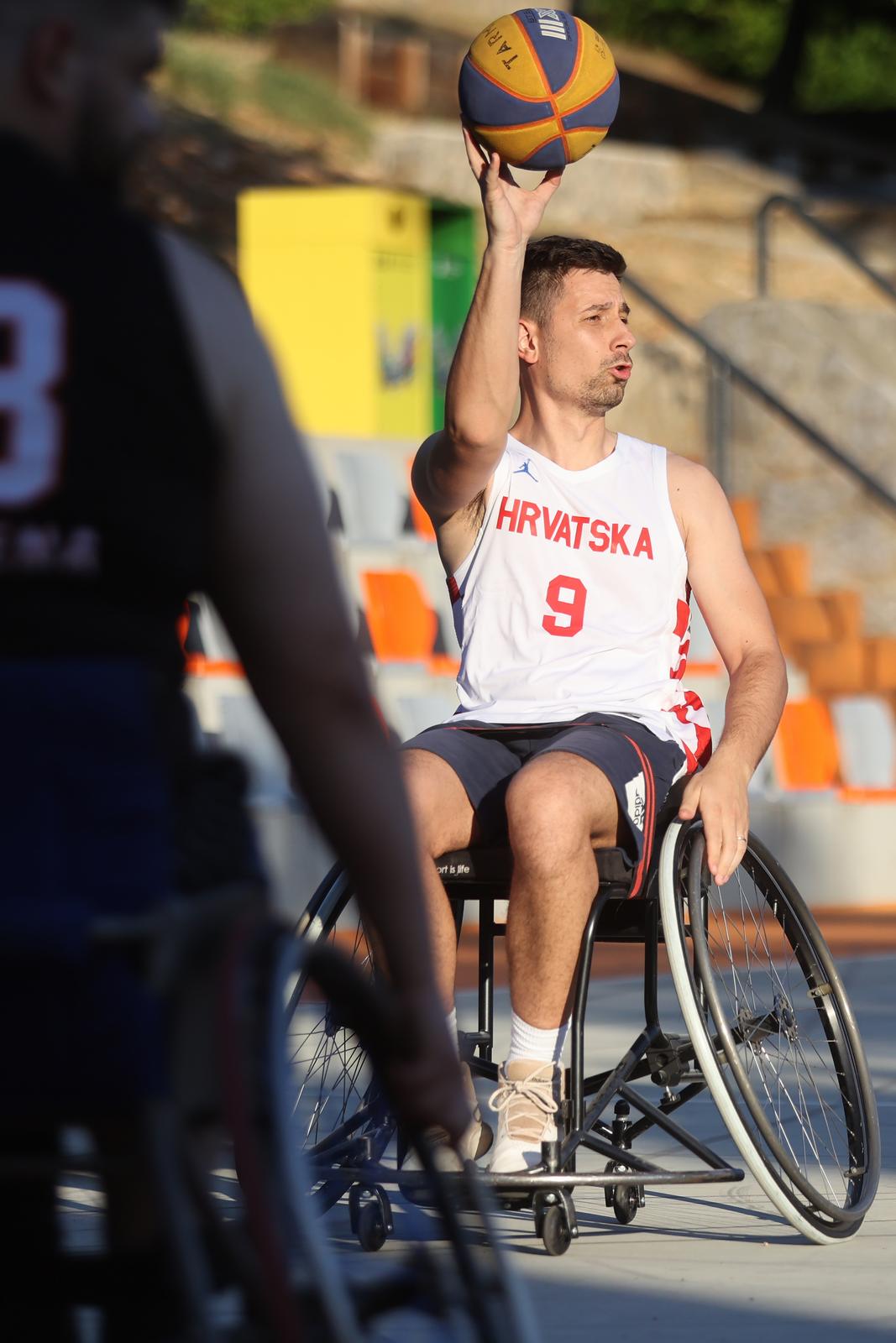 Kostrena: Neformalna košarkaška reprezezentacija Hrvatskoga sabora održala je sportski susret s mladim sportašima s invaliditetom Kostrena: Neformalna košarkaška reprezezentacija Hrvatskoga sabora održala je sportski susret s mladim sportašima s invaliditetom