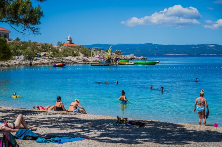 Turisti uživaju u kupanju na gradskoj plaži u Makarskoj