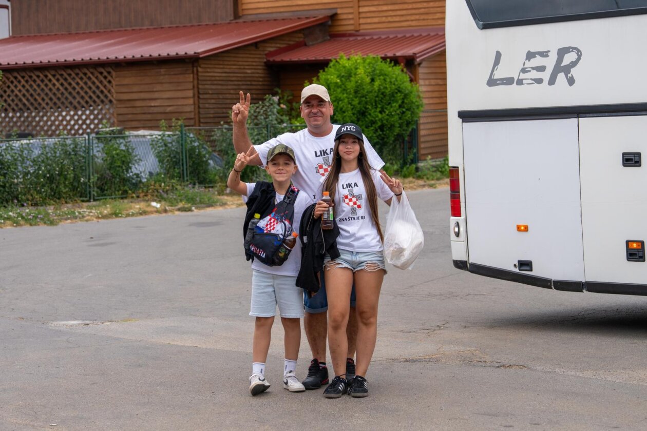 Iz Otočca krenuli autobusi na koncert Marka Perkovića Thompsona Iz Otočca krenuli autobusi na koncert Marka Perkovića Thompsona