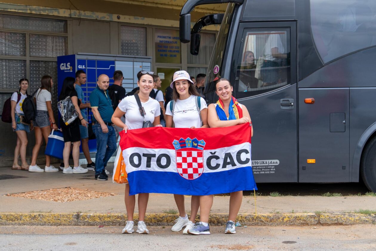 Iz Otočca krenuli autobusi na koncert Marka Perkovića Thompsona Iz Otočca krenuli autobusi na koncert Marka Perkovića Thompsona