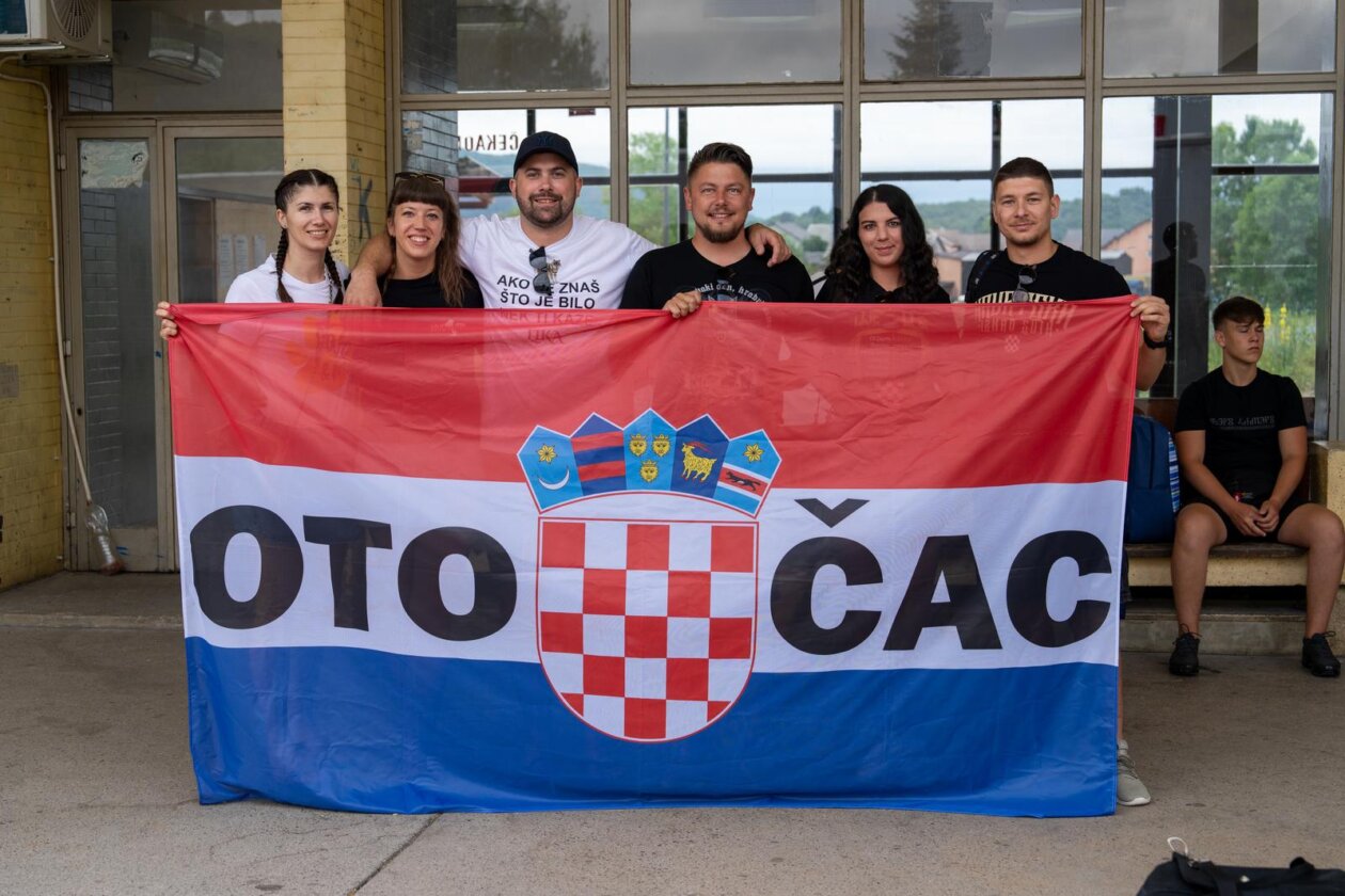 Iz Otočca krenuli autobusi na koncert Marka Perkovića Thompsona Iz Otočca krenuli autobusi na koncert Marka Perkovića Thompsona