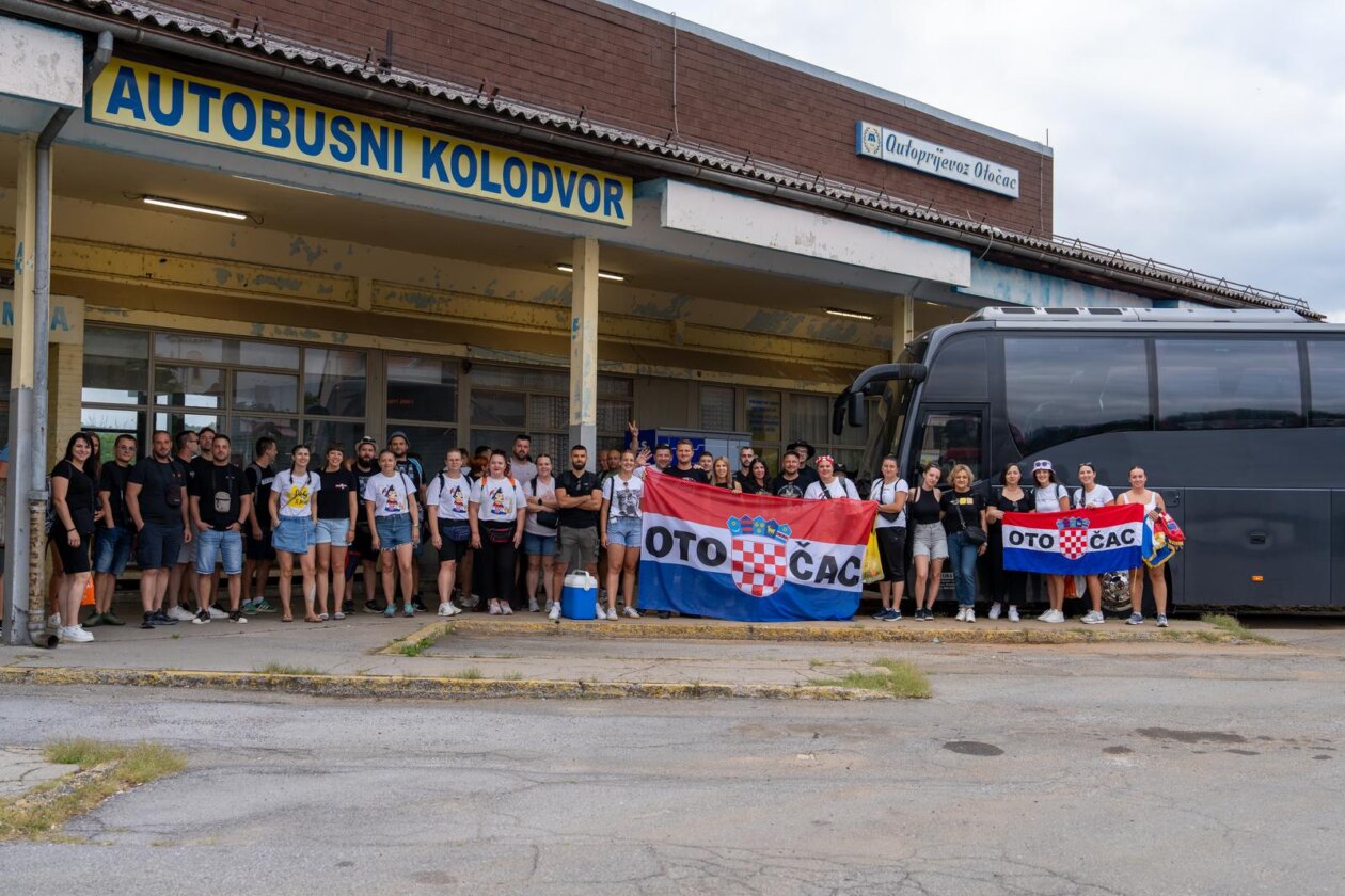 Iz Otočca krenuli autobusi na koncert Marka Perkovića Thompsona Iz Otočca krenuli autobusi na koncert Marka Perkovića Thompsona