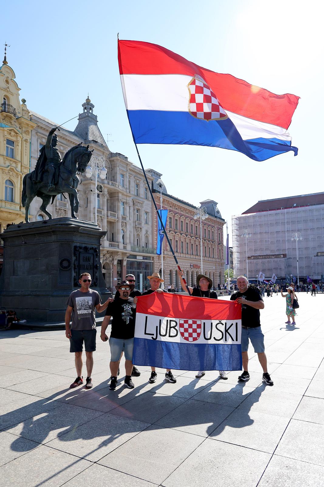 Zagreb: Obožavatelji se okupljaju u gradu uoči Thompsonovg koncerta Zagreb: Obožavatelji se okupljaju u gradu uoči Thompsonovg koncerta