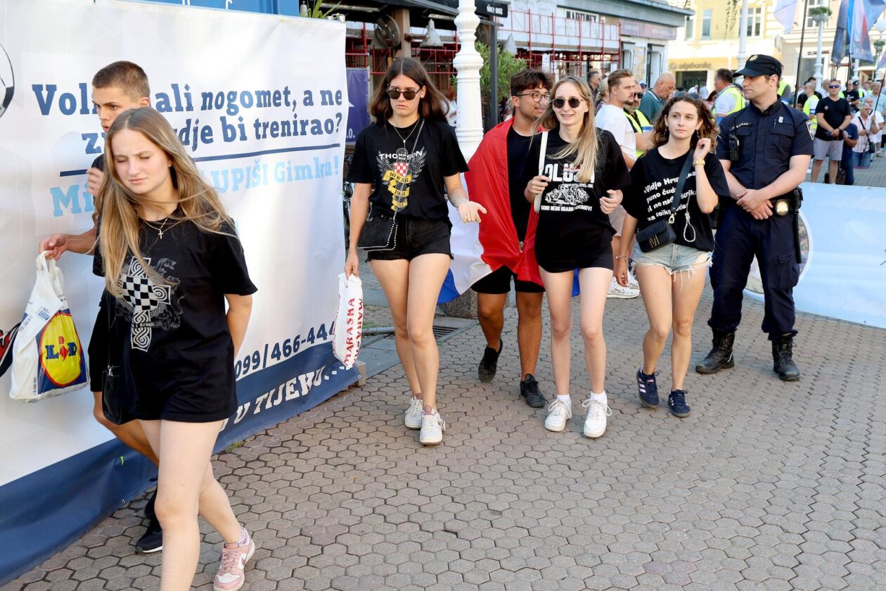 Zagreb: Obožavatelji se okupljaju u gradu uoči Thompsonovg koncerta Zagreb: Obožavatelji se okupljaju u gradu uoči Thompsonovg koncerta