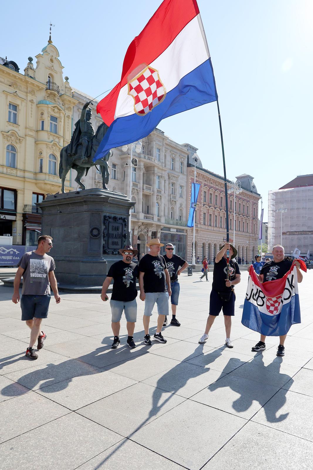 Zagreb: Obožavatelji se okupljaju u gradu uoči Thompsonovg koncerta Zagreb: Obožavatelji se okupljaju u gradu uoči Thompsonovg koncerta